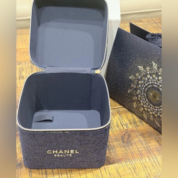 CHANEL Beauty Collection with Elegant Blue Bag - Picture 8 of 16